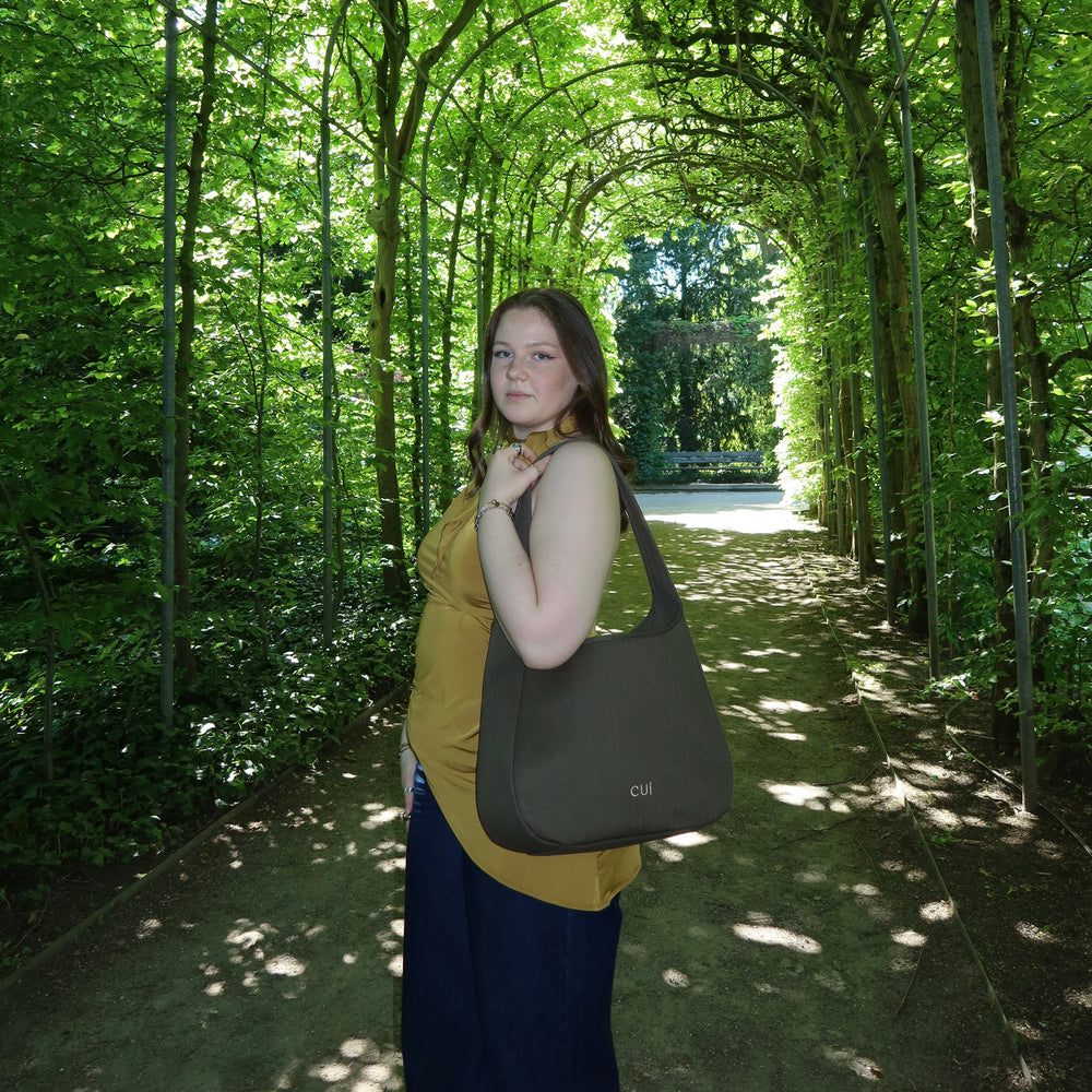 Maye in Olive, getragen