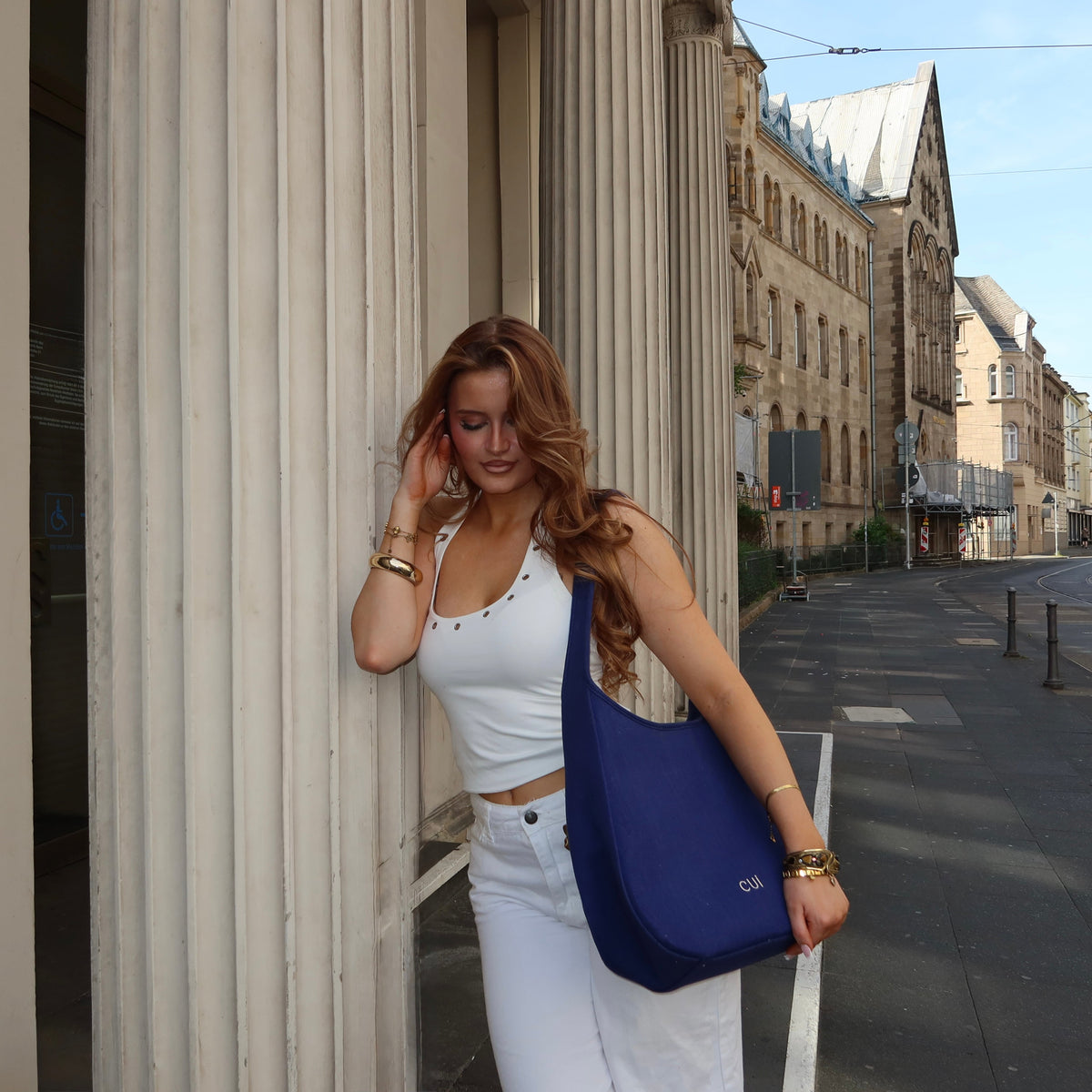 Maye in Blue Mist, getragen in der Stadt