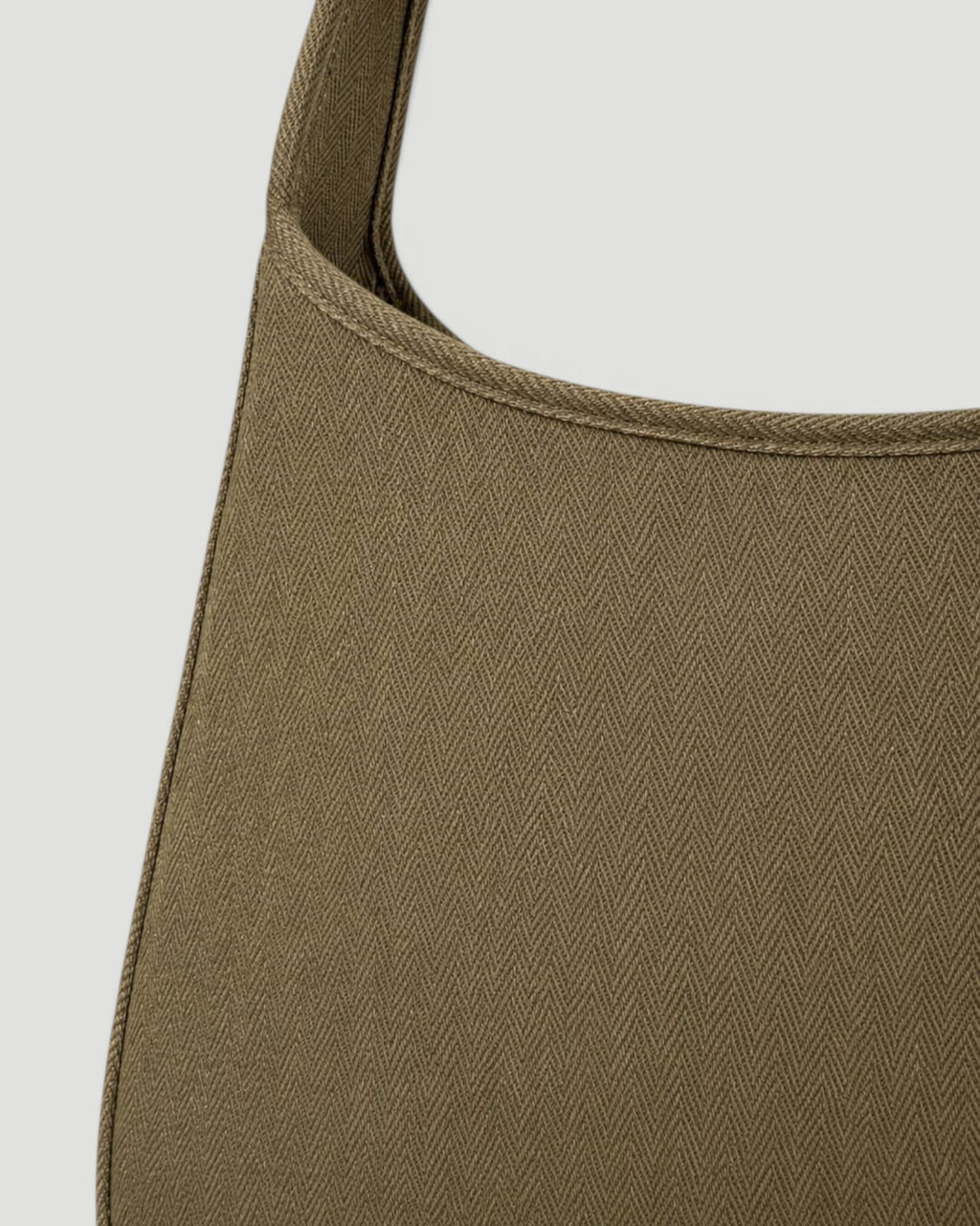 Maye Canvas-Schultertasche in Olive, Detailansicht