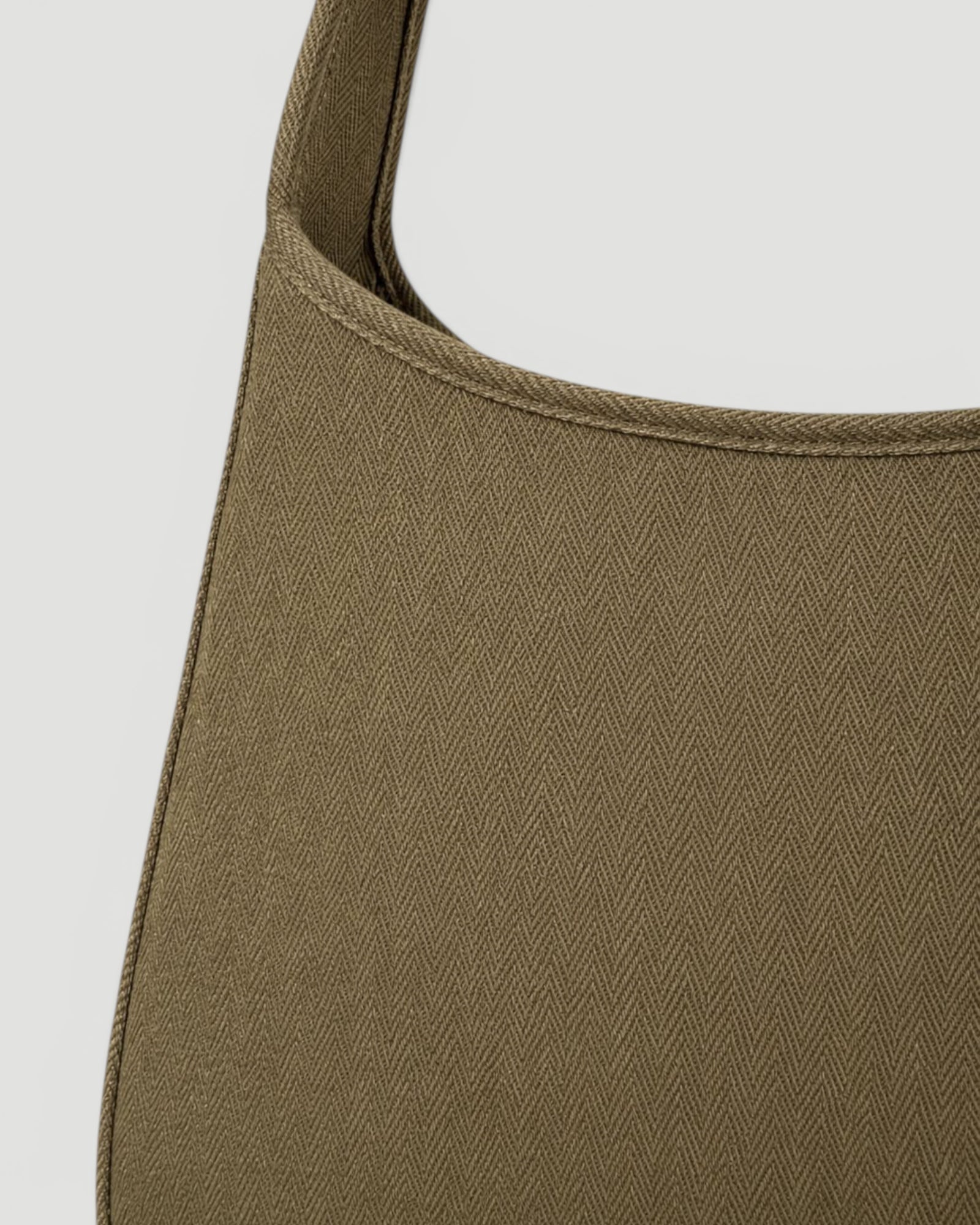 Maye Canvas-Schultertasche in Olive, Detailansicht