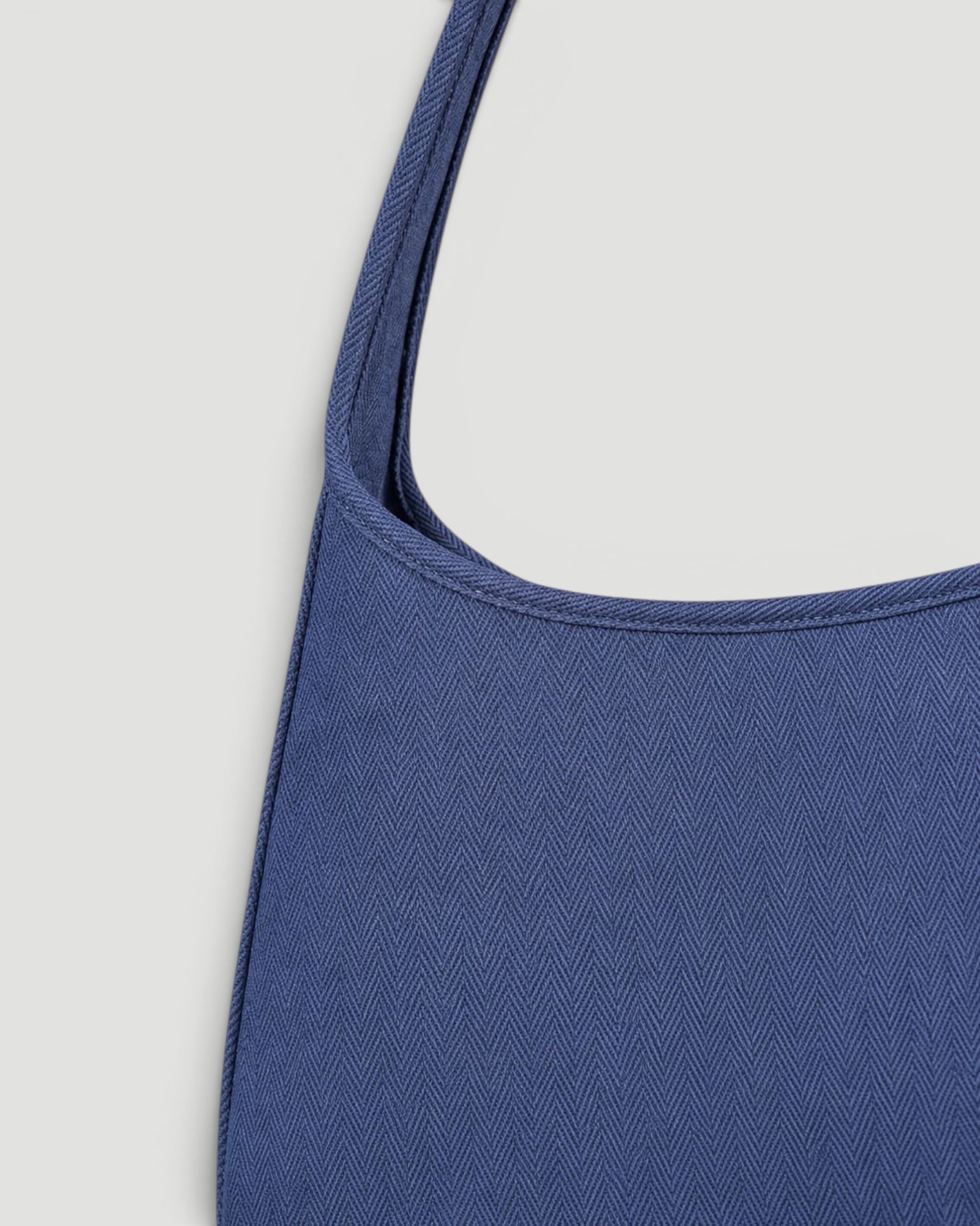 Maye Canvas-Schultertasche in Blue Mist, Detailansicht