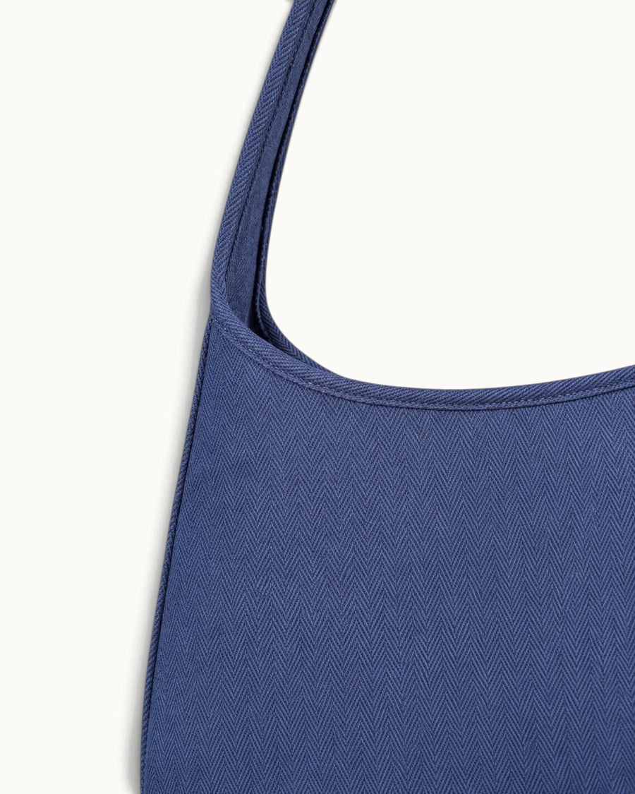 Maye Canvas-Schultertasche in Blue Mist, Detailansicht