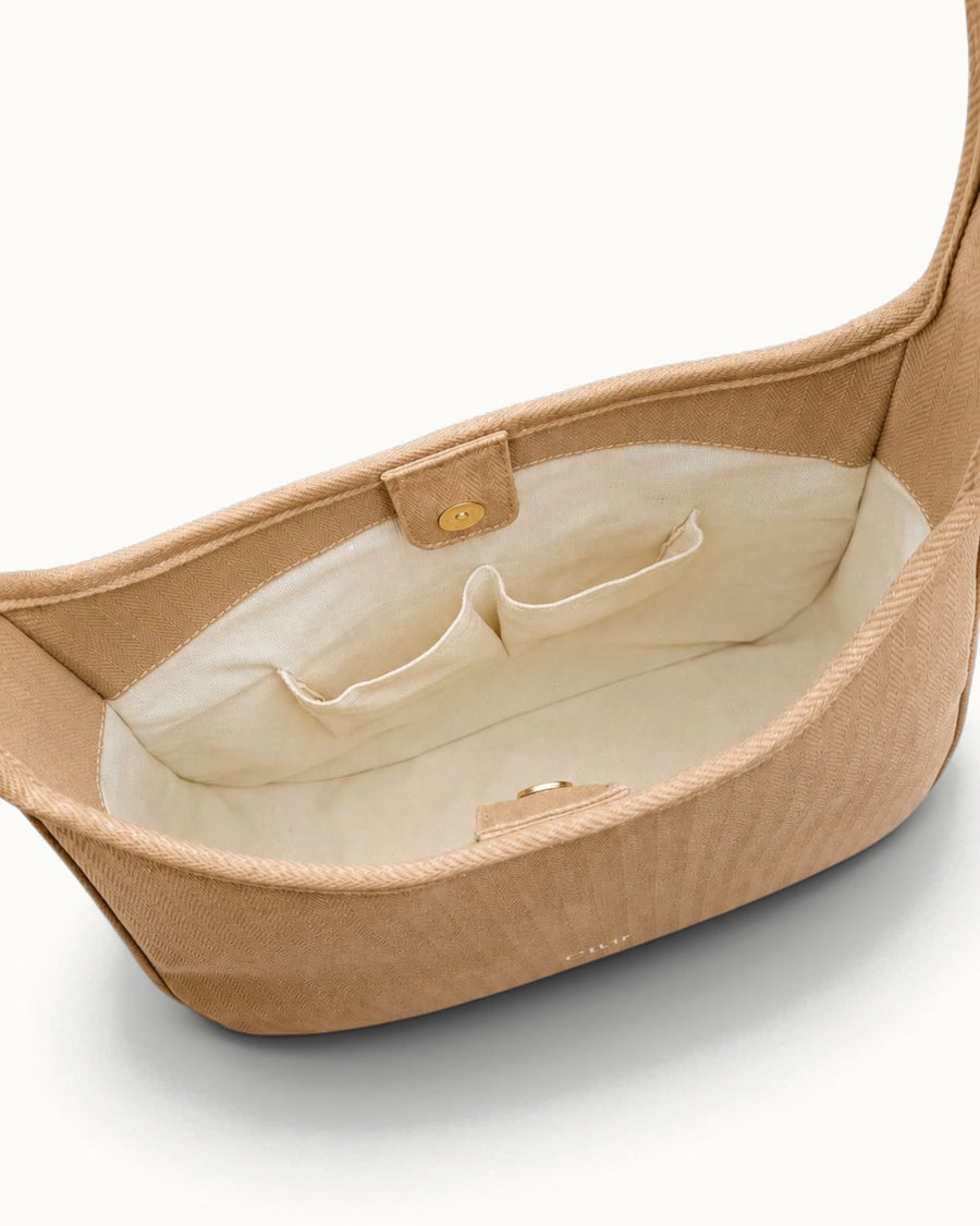 Maye Canvas-Schultertasche in Shell, Innenansicht mit Fächern