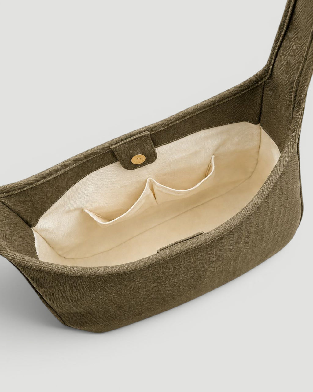 Maye Canvas-Schultertasche in Olive, Innenansicht mit Fächern
