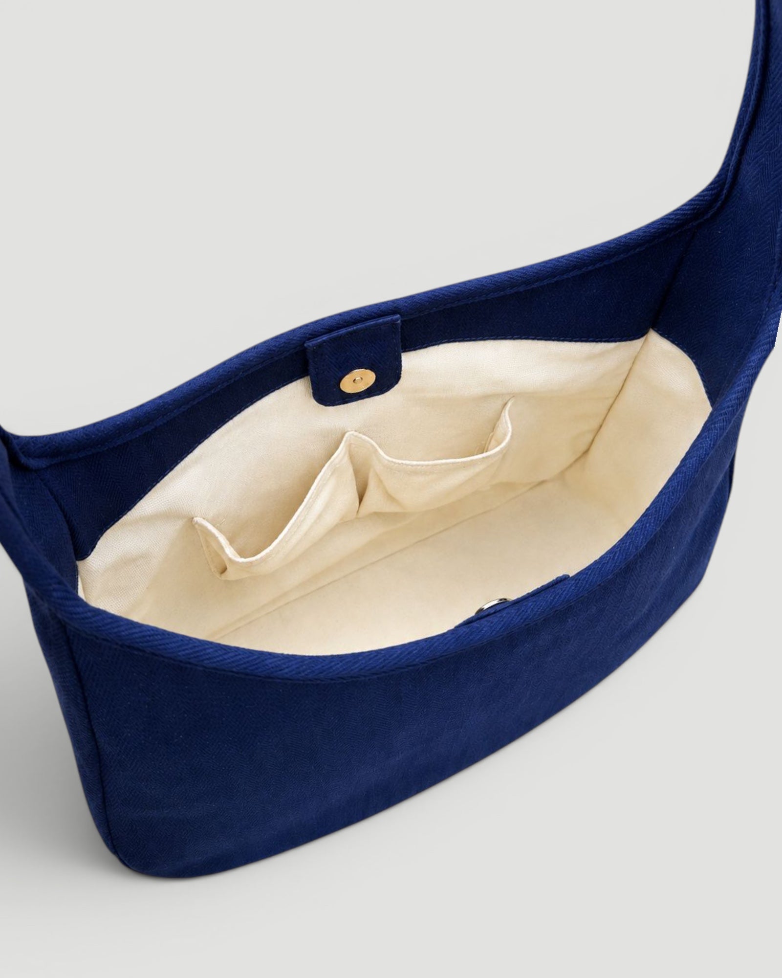 Maye Canvas-Schultertasche in Blue Mist, Innenansicht mit Fächern