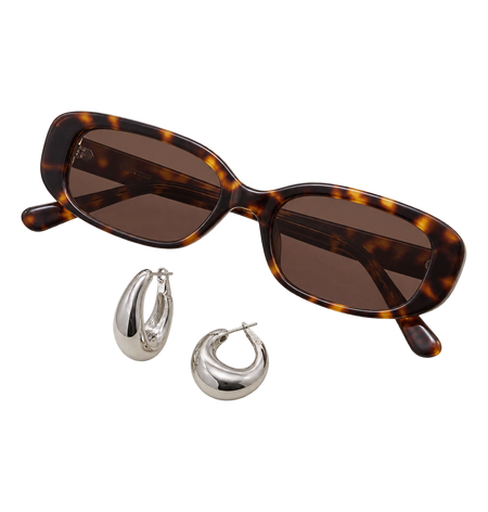 Schildpatt-Sonnenbrille und Silbercreolen