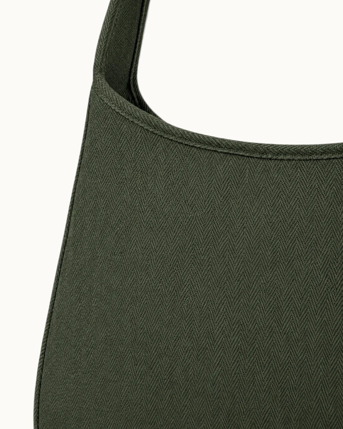 Maye Canvas-Schultertasche in Olive, Detailansicht