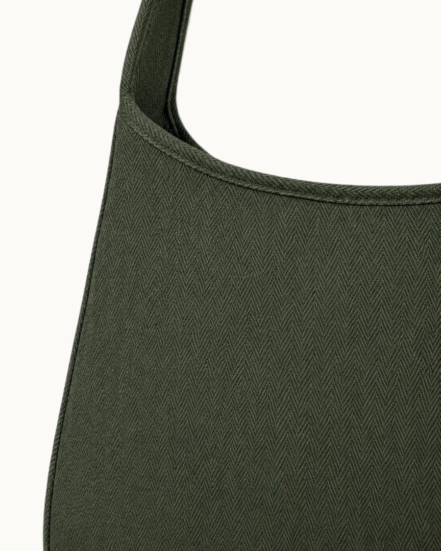 Maye Canvas-Schultertasche in Olive, Detailansicht
