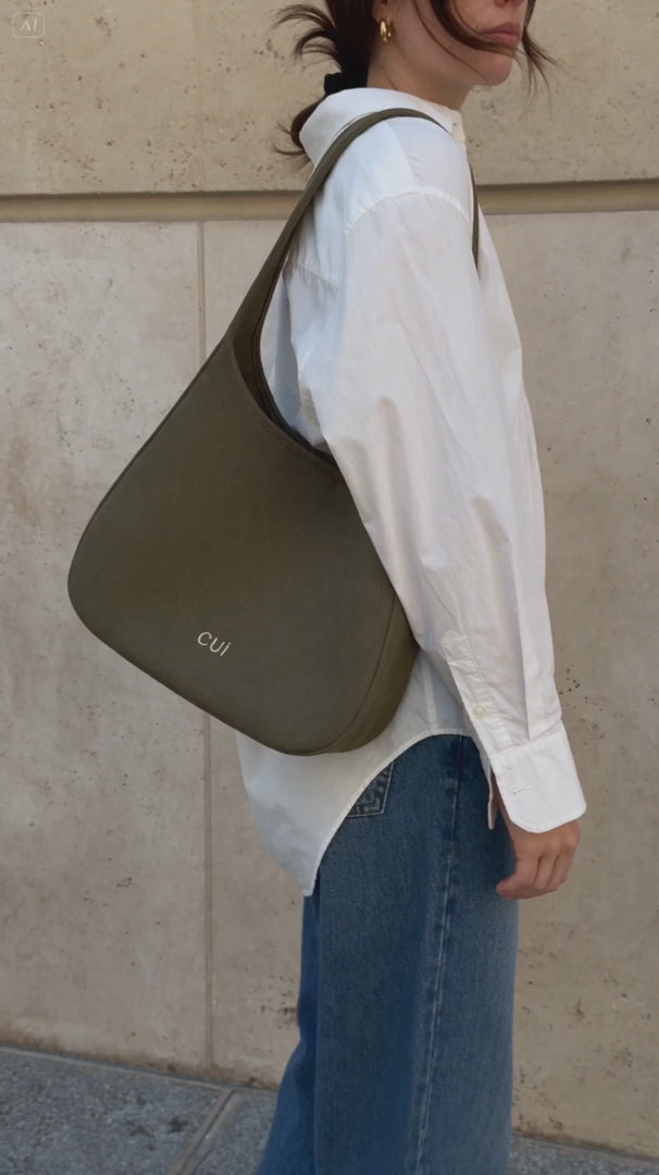 Maye Canvas-Schultertasche in Olive, Video